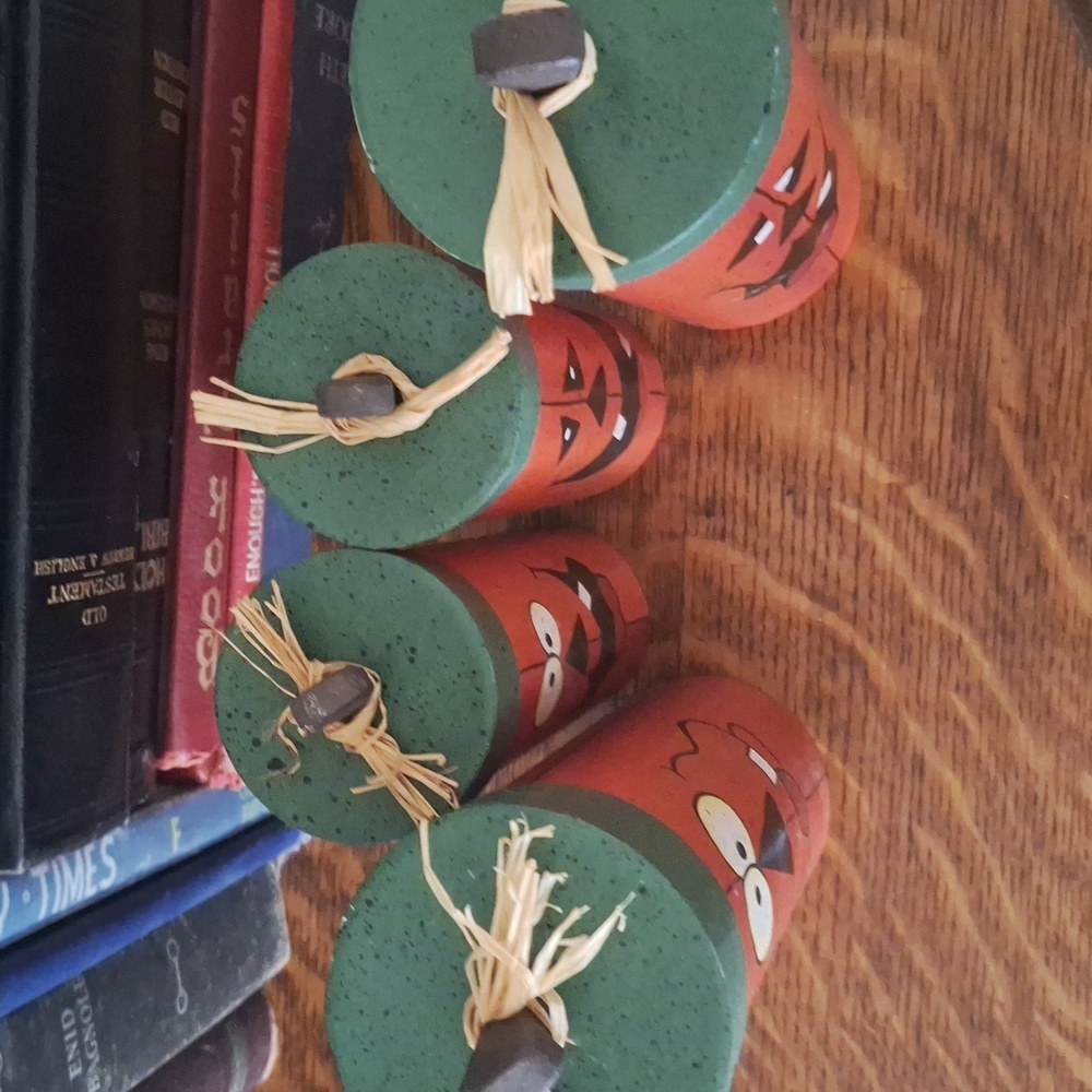 Lot Of 4 Holloween folk art painted treat containers - Picture 4 of 8